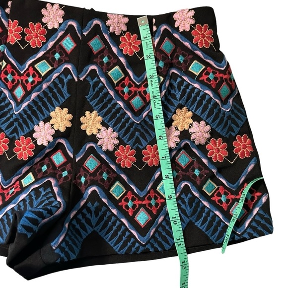 Luxxel Embroidered shorts women's size small - Picture 4 of 5